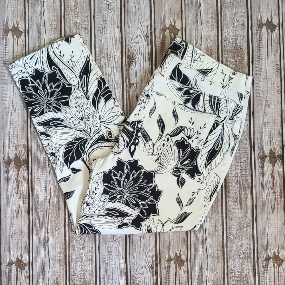Chicos 0.5 The Platinum Crop Floral Black and White Pants